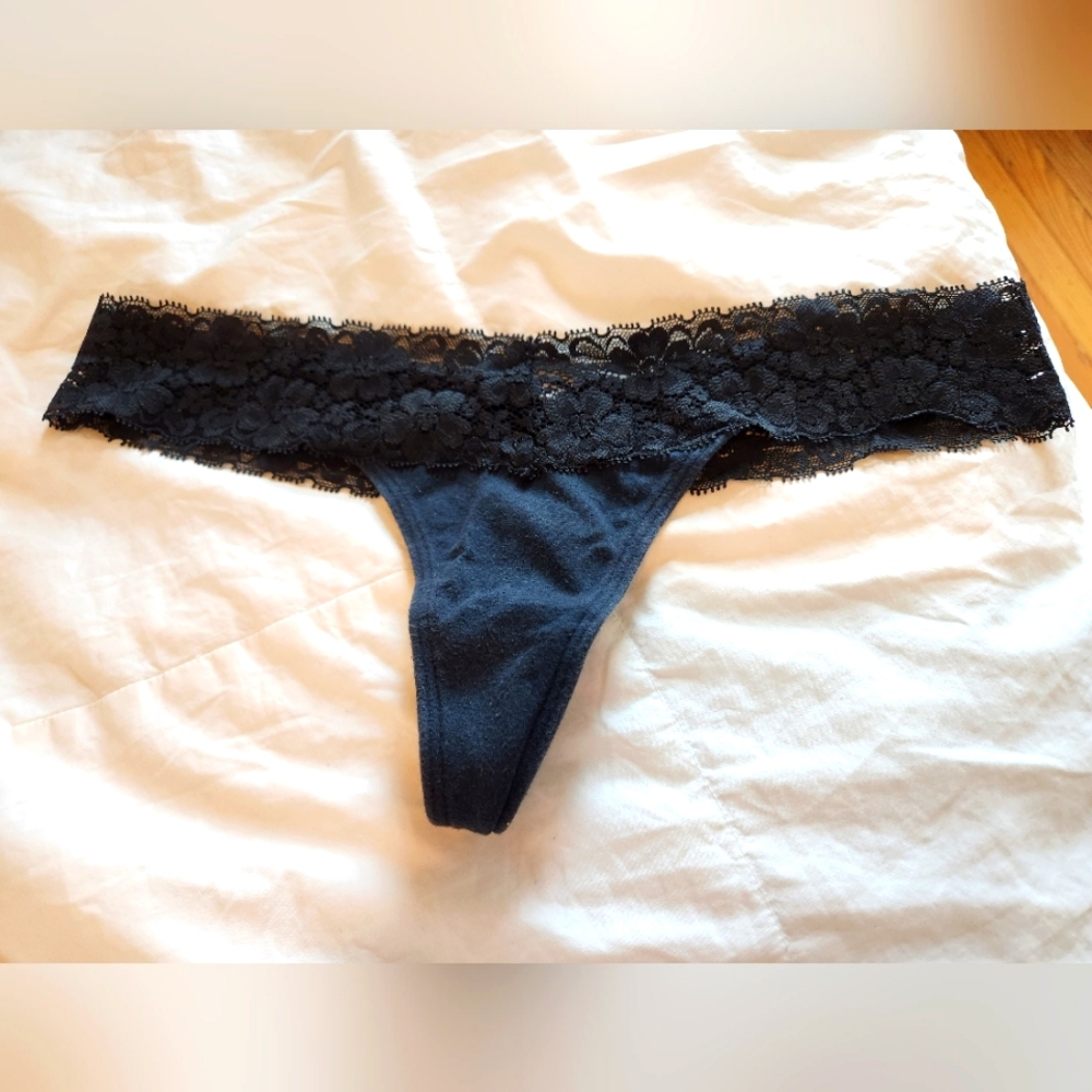 VS lacey thong Sz M